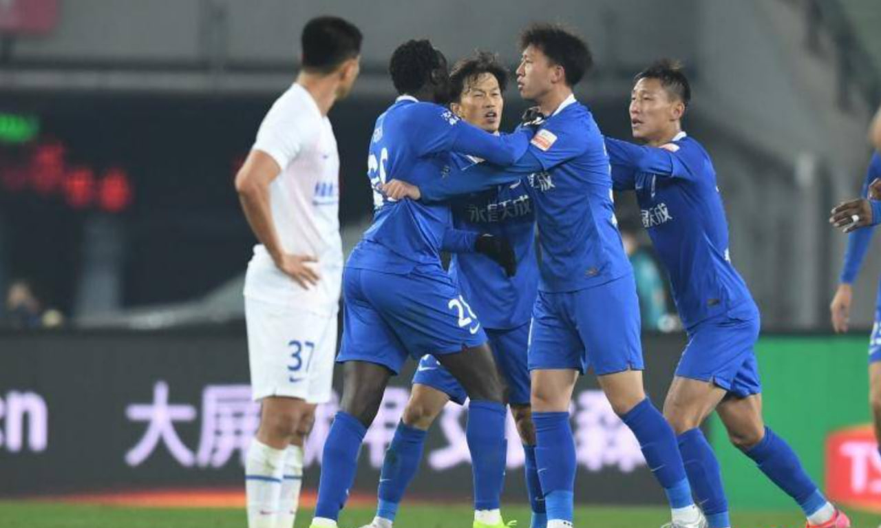 李霄鹏复仇成功：沧州雄狮逆袭山东泰山，16轮不胜终结